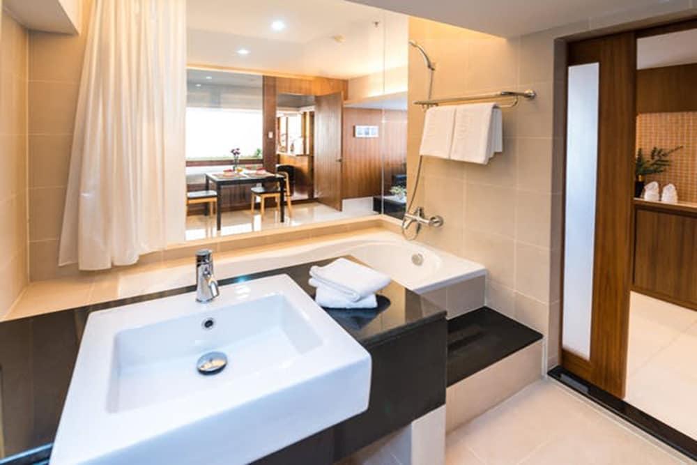 Laemtong Serviced Apartment Si Racha Extérieur photo