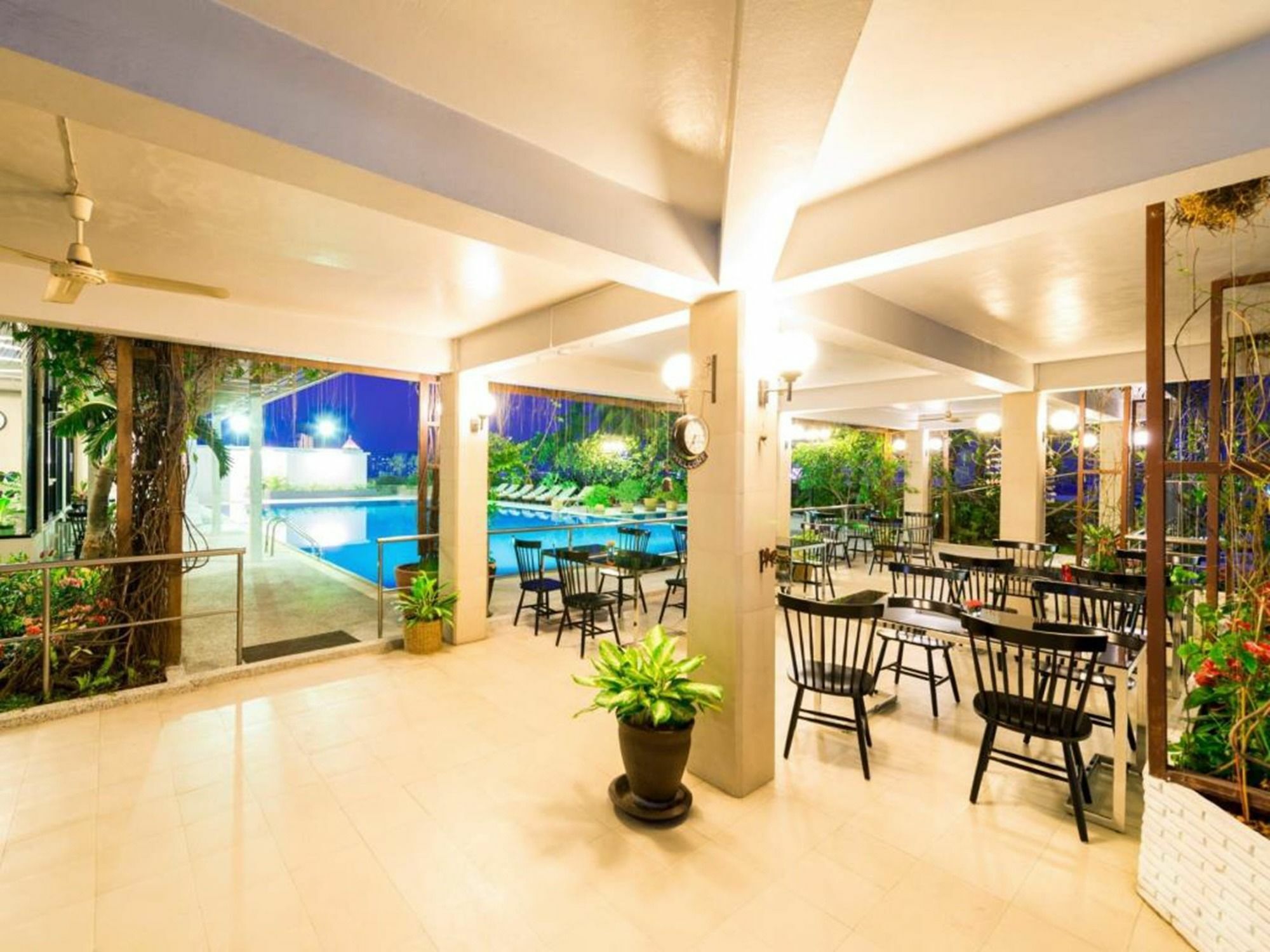 Laemtong Serviced Apartment Si Racha Extérieur photo